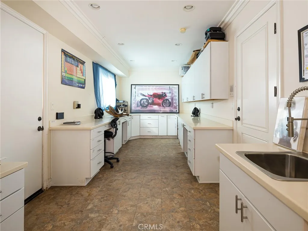 650 W Walnut Avenue, El Segundo, California 90245 home-pic-37